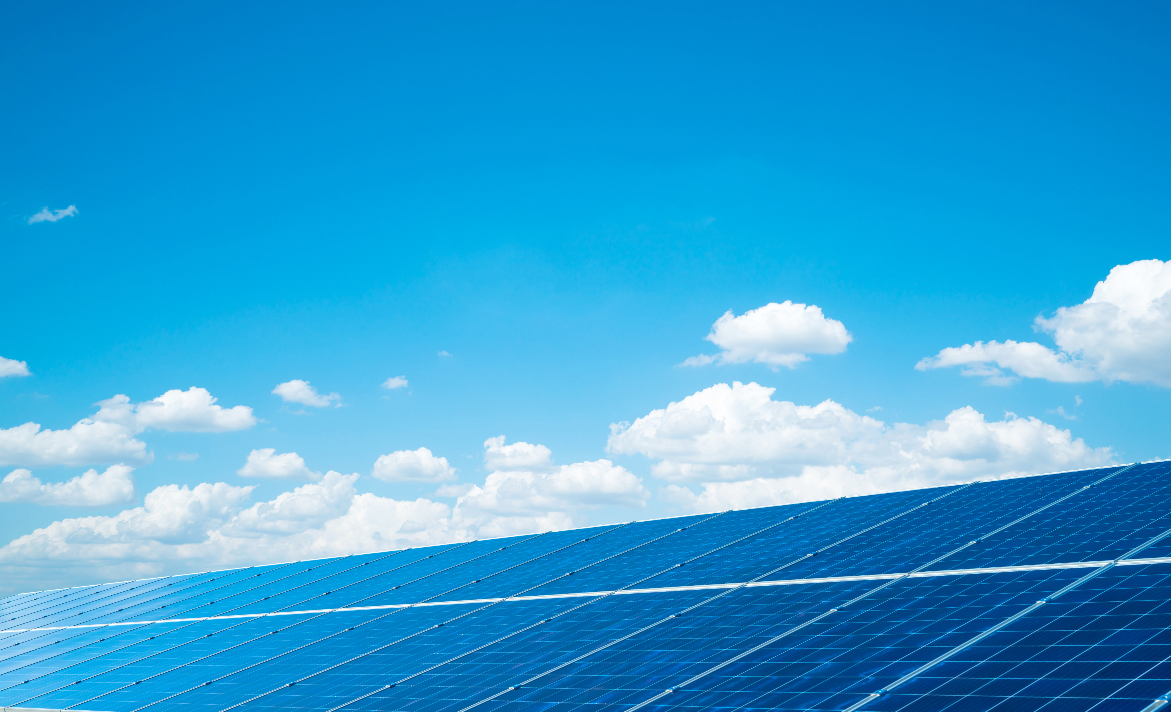 太陽光パネルと青空
